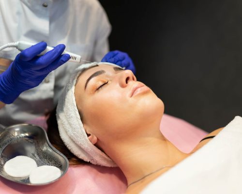 Facial cleansing procedure with ultrasonic scrubber